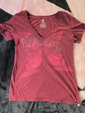 2000s Styled Hurley Women's Short Sleeve V-Neck Graphic Tee